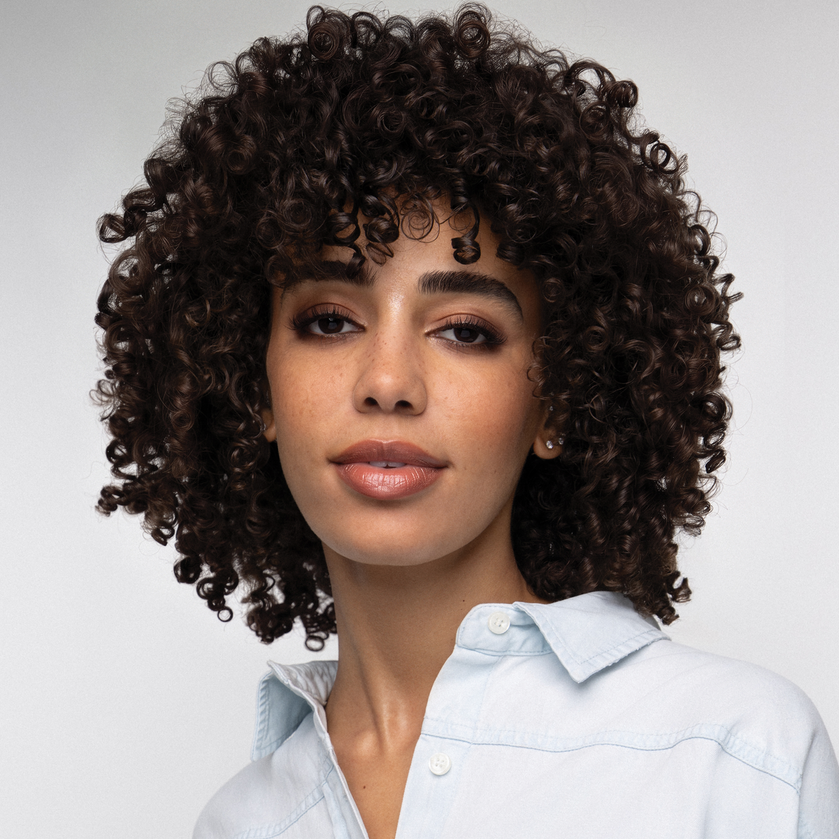Model with naturally styled hair using Innersense Effortless Style Duo